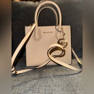 Michael Kors Mercer Medium Pebbled Leather Crossbody Bag in the color oyster